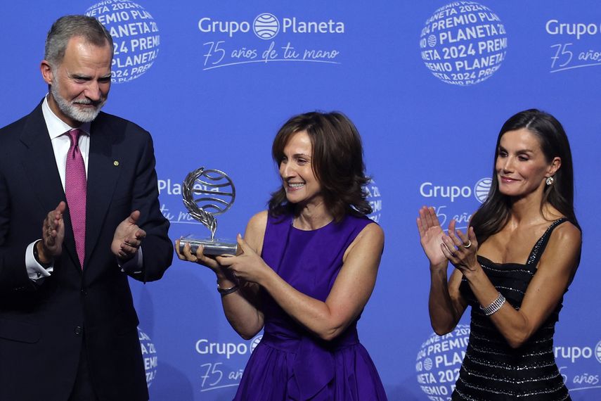 Ganadora del Premio Planeta de España 2024, la escritora española Paloma Sánchez Garnica celebra su premio por su novela Victoria con el rey Felipe VI y su esposa, la reina Letizia, durante la ceremonia de la 73ª edición del Premio Planeta en el Museo Nacional de Arte de Cataluña el 15 de octubre de 2024.