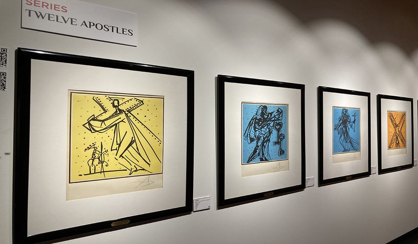 Vista parcial de litografías, Dalí.