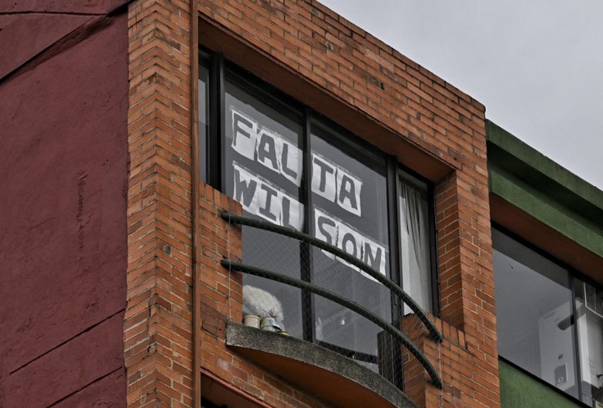 Un mensaje en una ventana que dice Desaparecido Wilson, refiriéndose a un perro que desapareció durante la búsqueda de los cuatro niños encontrados tras 40 días en la selva amazónica colombiana, se ve en una residencia cerca del Hospital Militar, donde los niños fueron hospitalizados en Bogotá el 10 de junio de 2023.
