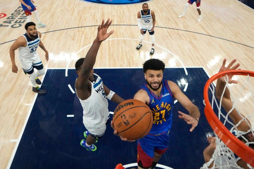 Jamal Murray, base de los Nuggets de Denver, salta para encestar ante los Timberwolves de Minnesota, en el encuentro de playoffs disputado el viernes 10 de mayo de 2024, en Minneapolis&nbsp;