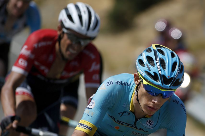 El colombiano&nbsp;Miguel&nbsp;Ángel López (Astana) seguido del madrileño del Trek, Alberto Contador, a pocos kilómetros antes de la meta de la decimoquinta etapa de la Vuelta Ciclista a España.