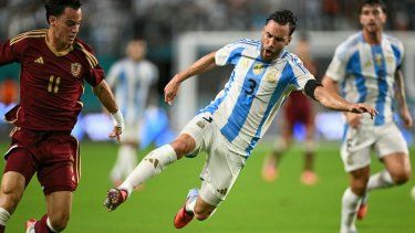 El defensor Nicolás Tagliafico, de Argentina, disputa el balón en un partido de su selección ante Venezuela, el 10 de octubre de 2025.