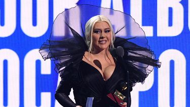 Christina Aguilera acepta el premio al Mejor álbum vocal pop tradicional en el escenario durante la 23 entrega anual de los Latin Grammy en el Michelob Ultra Arena de Mandalay Bay en Las Vegas, Nevada, el 17 de noviembre de 2022.