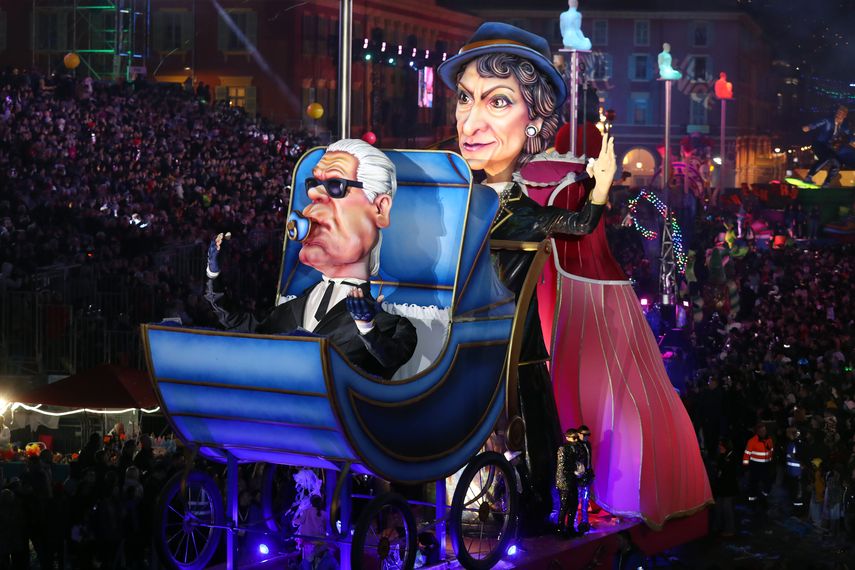 Figuras gigantes que representan al dise&ntilde;ador de moda alem&aacute;n Karl Lagerfeld y al dise&ntilde;ador de moda franc&eacute;s Coco Chanel se ven durante el 136 &deg; desfile de Carnaval de Niza en Niza, sureste de Francia, el 15 de febrero de 2020.