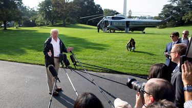 El presidente Donald Trump habla a los medios frente al Marine One, el helicóptero presidencial, en Washington DC.