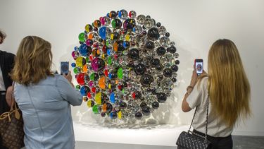 Asistentes toman fotografías a las obras en el&nbsp;Art Basel Miami Beach.&nbsp;