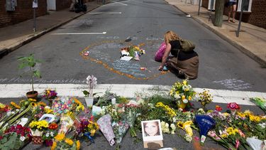 El 12 de agosto, tras horas de exhibición de símbolos fascistas en una concentración de grupos supremacistas, un manifestante neonazi arrolló con su vehículo una contramarcha antirracista.