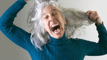El cabello humano es blanco, pero la acción de la melanina le otorga un determinado color al activar el pigmento llamado eumelanina. (Archivo)