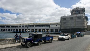 Personas se ven afuera de la Terminal de Cruceros de La Habana el 23 de febrero de 2026.