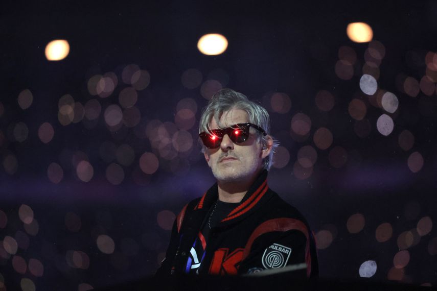 El DJ francés Kavinsky actúa en el escenario durante la ceremonia de clausura de los Juegos Paralímpicos de París 2024 en el Stade de France, en Saint-Denis, en las afueras de París, el 8 de septiembre de 2024.