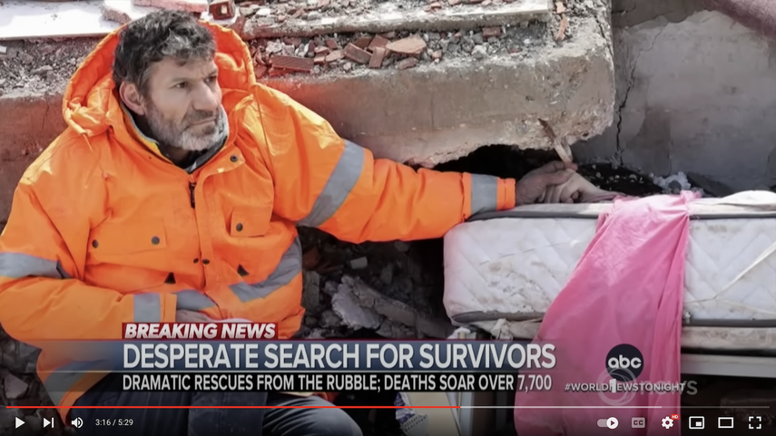 Una foto de este padre sosteniendo la mano de su hija muerta en el terremoto del 6 de febrero en Turquía ha despertado la empatía de todo el mundo que se ha materializado en ofertas de apoyo.