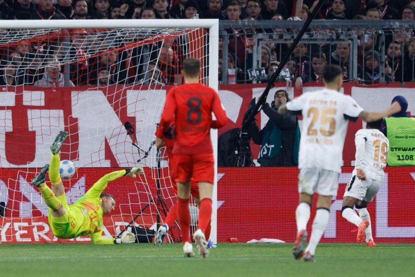 El centrocampista inglés del Bayer Leverkusen #19 Nathan Tella (R) anota el gol inicial durante la ronda de la Copa de Alemania (DFB Pokal) del partido de fútbol 16 FC Bayern Múnich contra Bayer Leverkusen en Múnich, sur de Alemania, el 3 de diciembre de 2024.&nbsp;