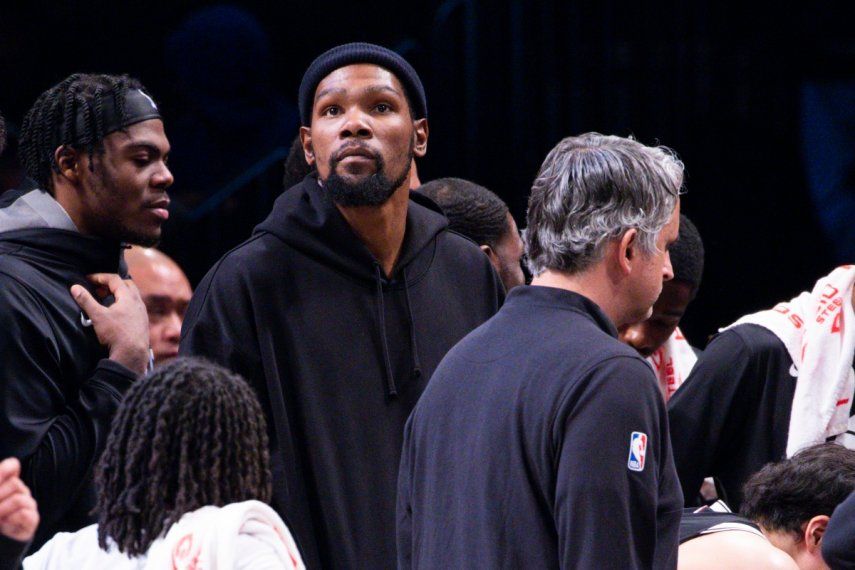 El jugador de los Nets de Brooklyn Kevin Durant, en el centro, mira desde la banca en la segunda mitad de su juego de NBA contra los Lakers de Los Ángeles, el lunes 30 de enero de 2023 en Nueva York.&nbsp;