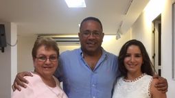 La doctora Mary Morín (izquierda) junto a Antonio Arroyo y una joven.&nbsp;