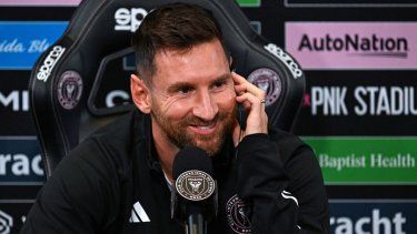 El delantero argentino del Inter Miami, Lionel Messi, asiste a una conferencia de prensa en el estadio DRV PNK en Fort Lauderdale, Florida, el 17 de agosto de 2023.    
