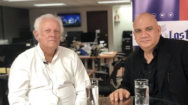 Juan Juan Almeida (der.) entrevista al comunicador cubano Armando López.