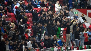 Aficionados italianos alientan a su equipo durante el encuentro de la Liga de Naciones ante Israel en Budapest, Hungría, el lunes 9 de septiembre del 2024.