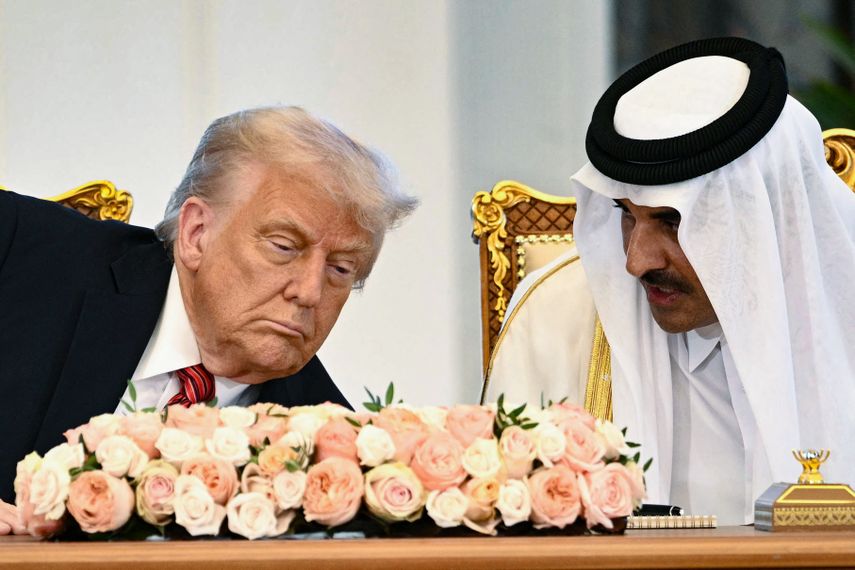 El presidente de Estados Unidos Donald J. Trump habla con el Emir de Qatar Sheikh Tamim bin Hamad al-Thani.