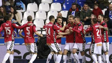 Los jugadores del Deportivo Alavés celebran el gol del delantero Christian Santos