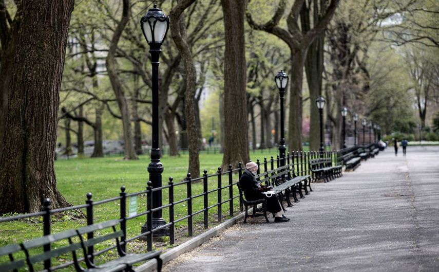 Una mujer se sienta banca en una casi des&eacute;rtica en el parque centra de Manhattan en la ciudad de Nueva York, el d&iacute;a 16 de abril de 2020