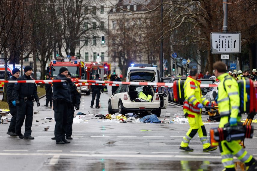 Los servicios de emergencia trabajan en el lugar donde un automóvil atropelló a una multitud en la ciudad de Múnich, en el sur de Alemania, el 13 de febrero de 2025, dejando varias personas heridas, según informó la policía. &nbsp;