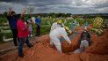 Familiares rezan durante el funeral de la víctima de COVID-19 Paulo Ferreira Campos, de 57 años, en el cementerio de Nossa Senhora Aparecida en Manaus, estado de Amazonas, Brasil, el 15 de abril de 2021. Covid-19 ha cobrado más de 3,000 vidas por día en promedio en Brasil durante la semana pasada, la mayor cantidad en todo el mundo. El país de 212 millones de personas tiene un número total de muertos de más de 360.000, solo superado por Estados Unidos Familiares rezan durante el funeral de la víctima de COVID-19 Paulo Ferreira Campos, de 57 años, en el cementerio de Nossa Senhora Aparecida en Manaus, estado de Amazonas, Brasil, el 15 de abril de 2021. Covid-19 ha cobrado más de 3,000 vidas por día en promedio en Brasil durante la semana pasada, la mayor cantidad en todo el mundo. El país de 212 millones de personas tiene un número total de muertos de más de 360.000, solo superado por Estados Unidos