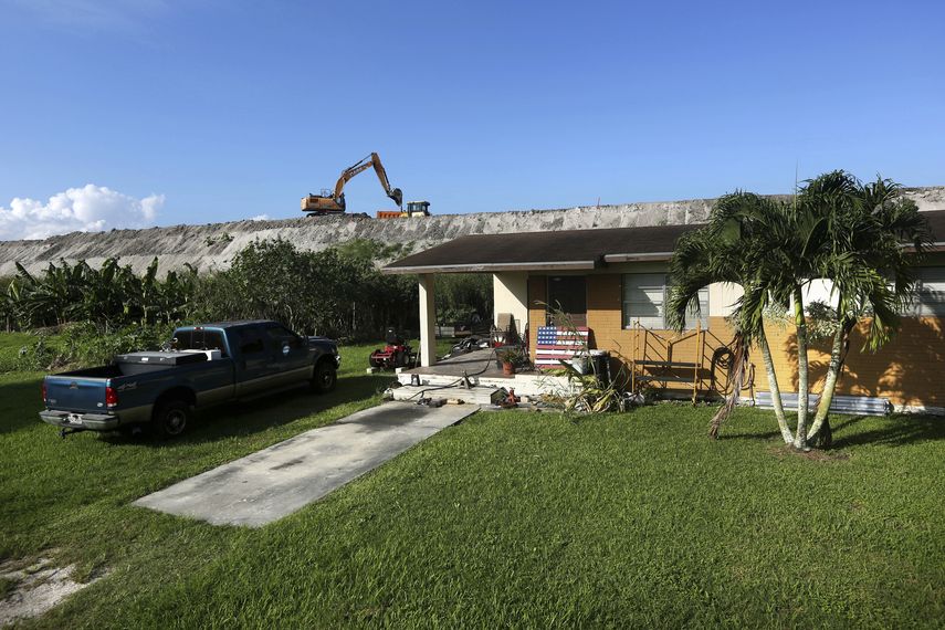 En esta imagen, tomada el 1 noviembre de 2019, vista de las obras de rehabilitaci&oacute;n en la Represa Herbert Hoover, en el Lago Okeechobee, apenas a unos metros de una vivienda en Pahokee, Florida. Un hurac&aacute;n destruy&oacute; el dique original en 1926 y 1928, llev&aacute;ndose por delante casas y causando 2.500 muertos.&nbsp;