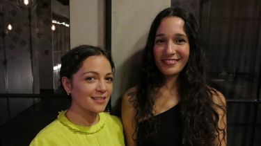 En esta foto del 10 de diciembre de 2019, Natalia Lafourcade, a la izquierda, e iLe posan durante la grabaci&oacute;n de su sencillo En cantos en la Ciudad de M&eacute;xico.