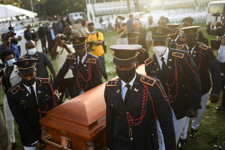 Policías cargan el féretro con los restos del presidente haitiano Jovenel Moïse al inicio del funeral el viernes 23 de julio de 2021, en su finca familiar en Cabo Haitiano, Haití. 
