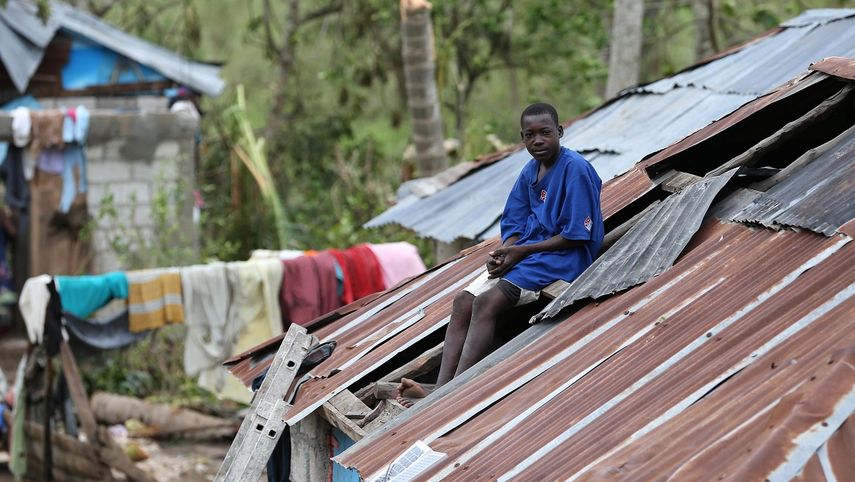 Un hombre observa su casa destruida en Les Cayes (Haití), tras el paso del huracán Matthew por la isla.