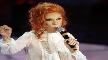 En esta fotografía de archivo del 27 de febrero de 2007, la cantante italiana Maria Ilva Biolcati, conocida como Milva, interpreta El espectáculo debe continuar durante el concurso de canciones italianas de San Remo, en San Remo, Italia.&nbsp;