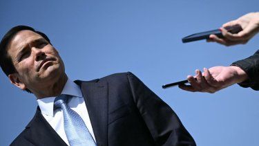 El Secretario de Estado Marco Rubio habla con reporteros antes de abordar un avión en la Base Conjunta Andrews en Maryland el 26 de marzo de 2026.