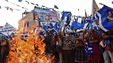 Simpatizantes del candidato presidencial Luis Arce del Movimiento Al Socialismo (MAS), que lidera el expresidente Evo Morales, protestan en El Alto, Bolivia, el 14 de octubre de 2020, antes de las elecciones generales.