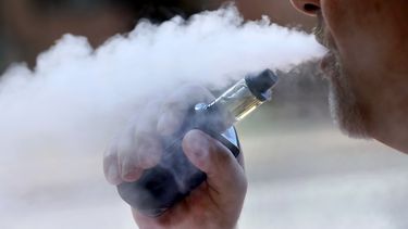 En esta fotograf&iacute;a de archivo del 28 de agosto de 2019, un hombre utiliza un vapeador en Portland, Maine. Las autoridades de salud atribuyen al uso de esos dispositivos un brote de enfermedades pulmonares en Estados Unidos.&nbsp;