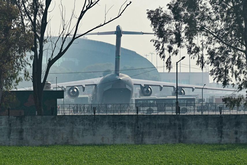 Un avión de la Fuerza Aérea de EEUU que transportaba inmigrantes deportados de Estados Unidos.&nbsp;