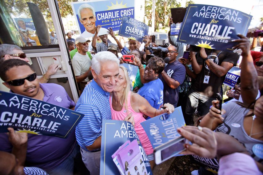 Crist es el blanco de los republicanos por aceptar fondos de clubes nudistas