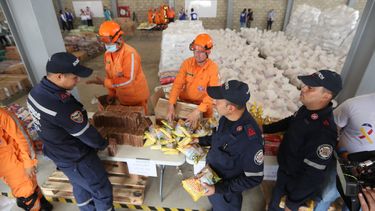 Autoridades organizan la ayuda humanitaria para Venezuela en un centro de acopio dispuesto en el puente internacional de Tienditas, en Cúcuta (Colombia).
