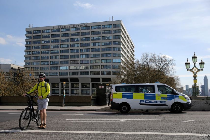 El primer ministro británico, Boris Johnson, se encuentra en la unidad de cuidados intensivos en el Hospital St. Thomas, ubicado en el centro de Londres, afectado por el nuevo coronavirus. Un vehículo de la policía británica permanece estacionado frente al centro hospitalario el 7 de abril de 2020.