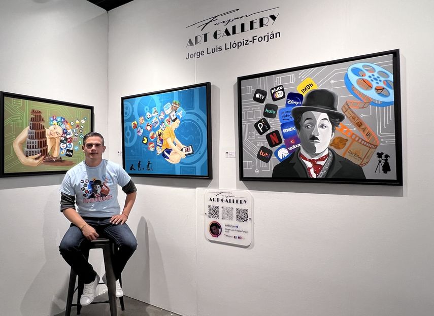 El artista Jorge Luis Llópiz-Forján en el booth donde se exponen sus piezas, dentro de Spectrum Miami.