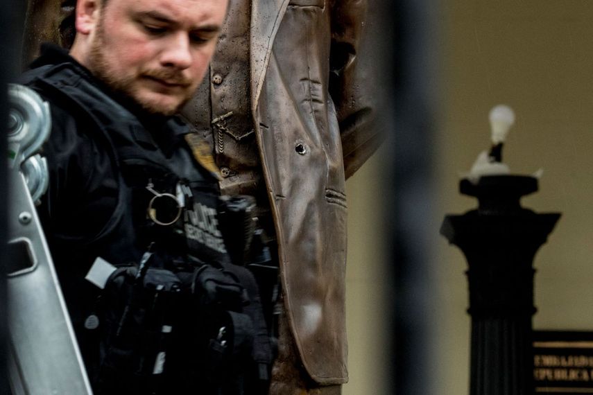 &nbsp; Una l&aacute;mpara rota y un agujero de bala en la estatua del h&eacute;roe cubano Jos&eacute; Mart&iacute; mientras un investigador del Servicio Secreto trabaja luego que la polic&iacute;a en Washington arrest&oacute; a un hombre que abri&oacute; fuego junto a la embajada de Cuba en la capital estadounidense el jueves, 30 de abril del 2020.&nbsp; &nbsp;