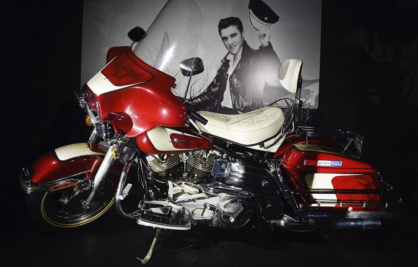 La Harley Davidson de Elvis Presley es mostrada en la exposición en Londres. (EFE). 