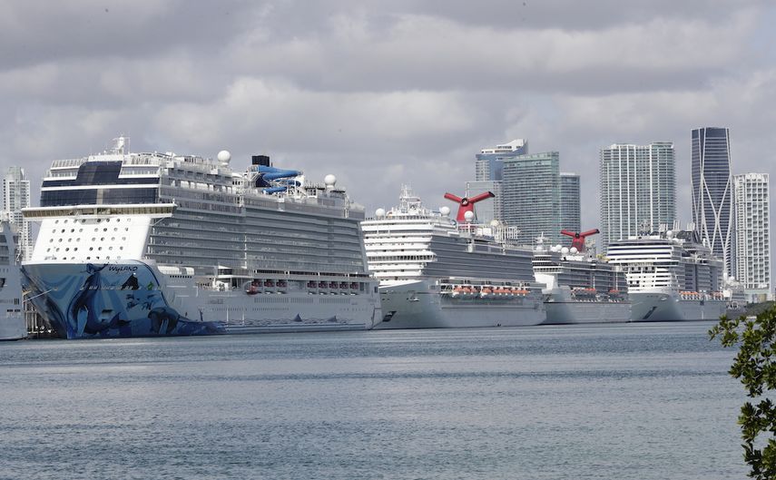 Cruceros atracados en el puerto de Miami, Florida.