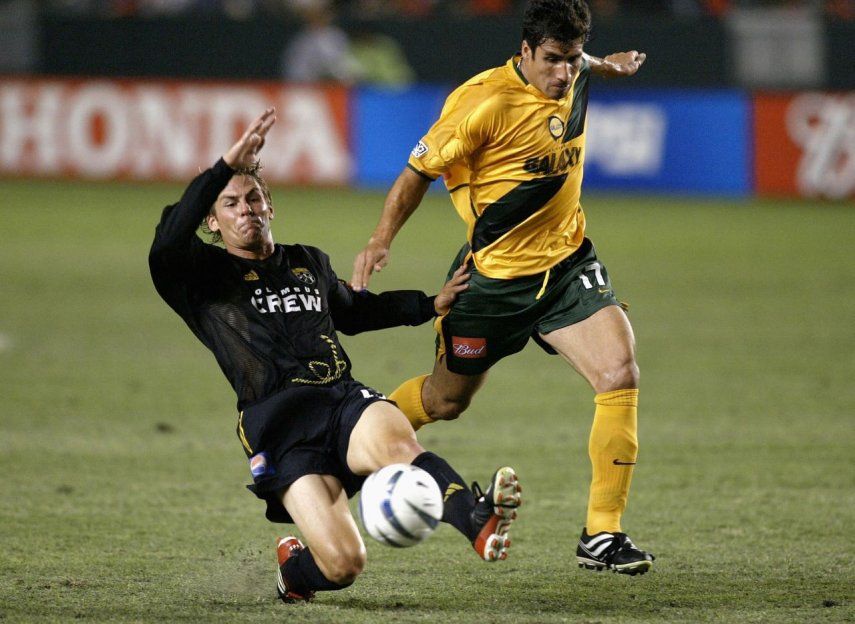 El colombiano Diego Serna (derecha y vestido de amarillo) juega su primer partido con Los Angeles Galaxy en su juego de la Major League Soccer en agosto de 2003 en el Home Depot Center en Carson, California. Archivo.&nbsp; &nbsp;