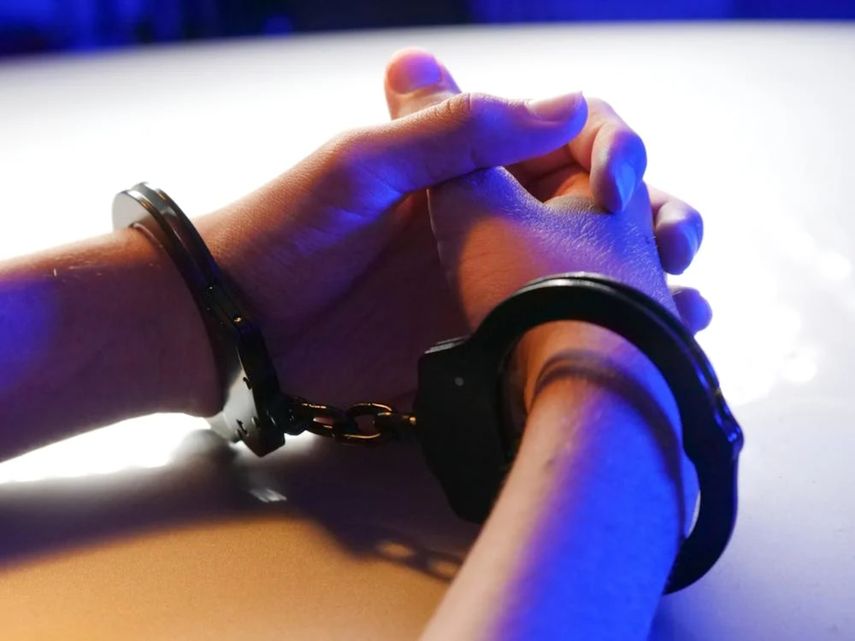 La fiscal del distrito de Camden, Grace C. MacAulay, y el jefe de la policía de la localidad de Gloucester, David Harkins, indicaron que una pareja fue acusada de secuestrar y abusar a una menor