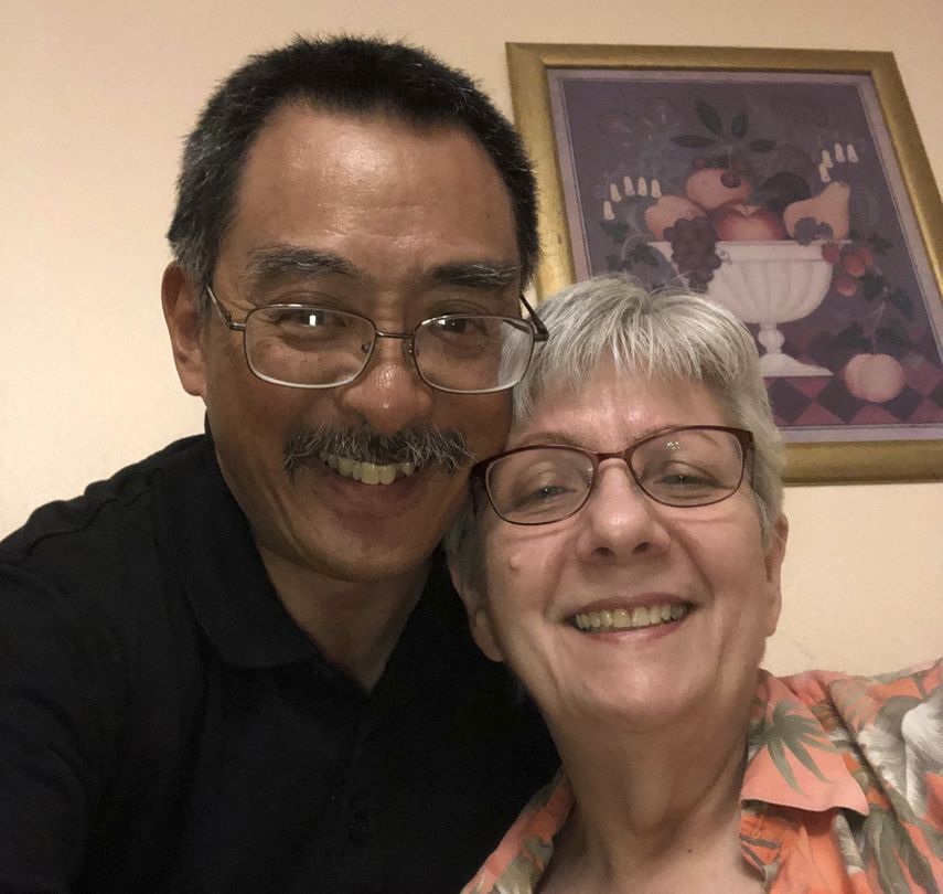 Robert Onishi (izq) y su esposa Chris fotografiados en su casa de Auburn, estado de Washington. Ambos dicen que el confinamiento por la pandemia del coronavirus les hizo ver que pueden estar todo el tiempo juntos sin sacarse los ojos.&nbsp;