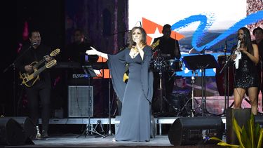 La cantante Albita Rodríguez actúa en la edición 2024 de Cuba Nostalgia.