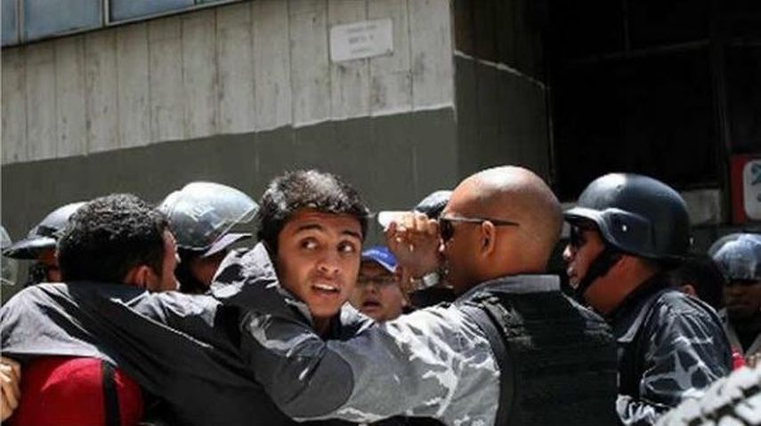 El dirigente estudiantil Lorent Saleh en el momento en que es trasladado por oficiales del Sebin.(@360UCV) 