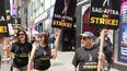 Los actores Jennifer Van Dyck y Jason Kravits llevan carteles en un mitin frente a Paramount en Times Square en Nueva York el lunes 17 de julio de 2023.&nbsp;