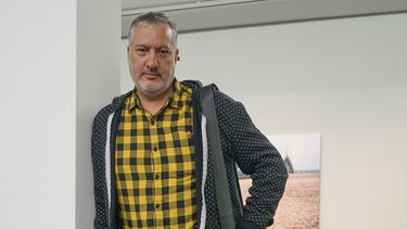 Spencer Tunick, conocido mundialmente por sus fotos de grandes cantidades de personas desnudas, fotografiado el 3 de octubre del 2019 en Dornbirn, Austria. La mayor parte del material que censura Facebook son desnudos.&nbsp;