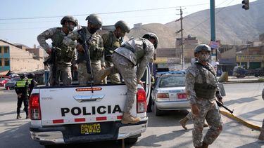 Las fuerzas especiales de la policía llegan a un puesto de control en el distrito de Manchay, en las afueras de Lima, Perú